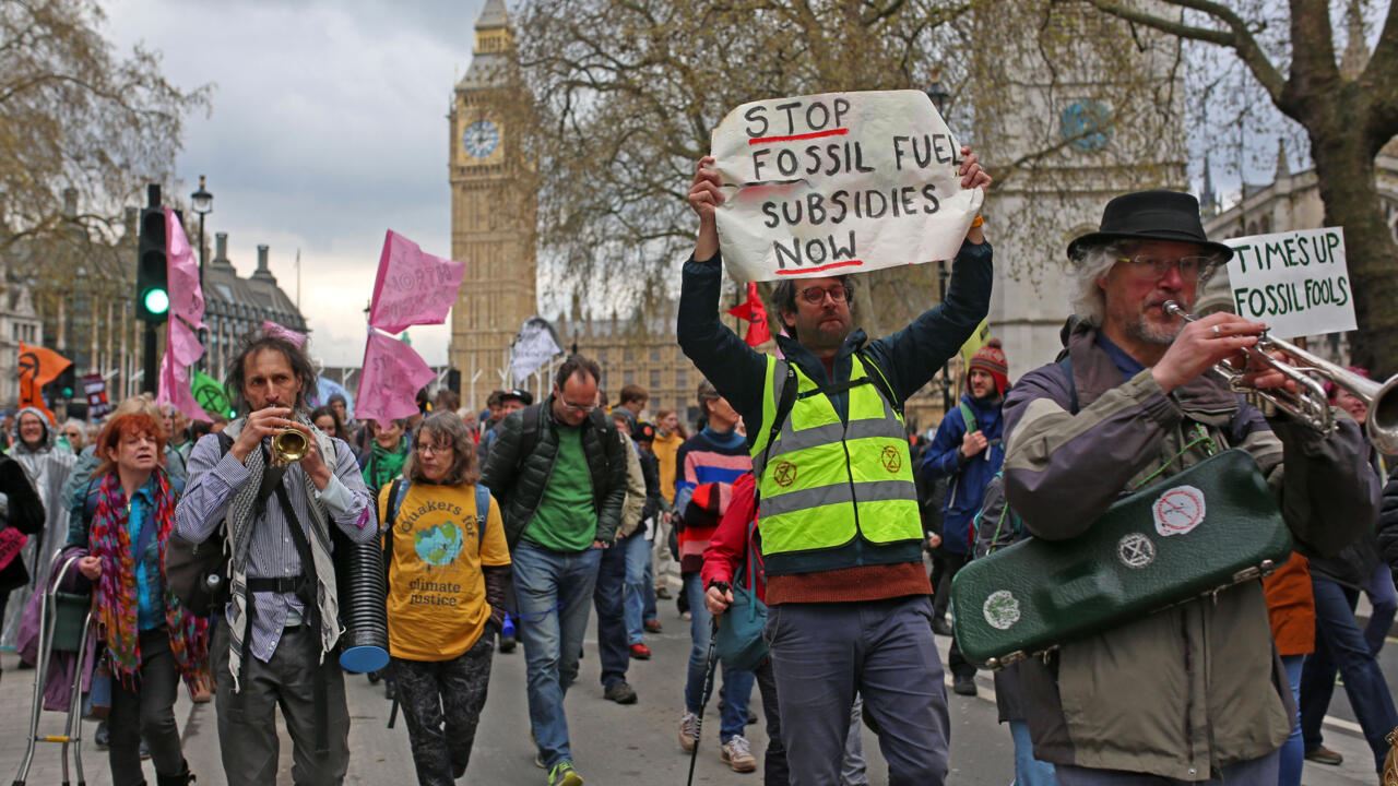 بعد تعطيل حركة المرور في لندن، ناشطون يطلقون تحركات بيئية سلمية