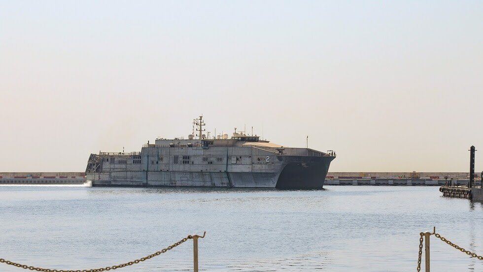 سفينة الأسطول الخامس الأميركي ترسو في مرفأ بيروت