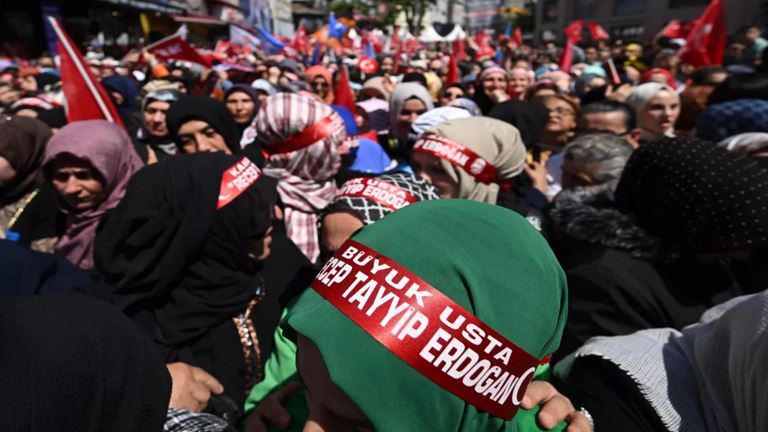 اسطنبول.. آلاف الأتراك يحتشدون دعما لأردوغان