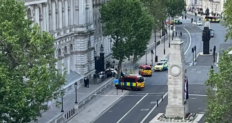 اعتقال رجل بعد اصطدام سيارة ببوابات مقر رئيس الوزراء في لندن