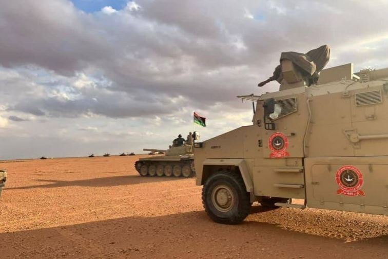 الحكومة الليبية تعلن شن ضربات جوية ضد عصابات التهريب