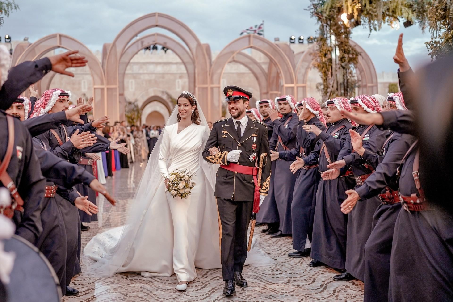"عروس الأردن" تتألّق بفستان من توقيع مصمم لبناني شهير
