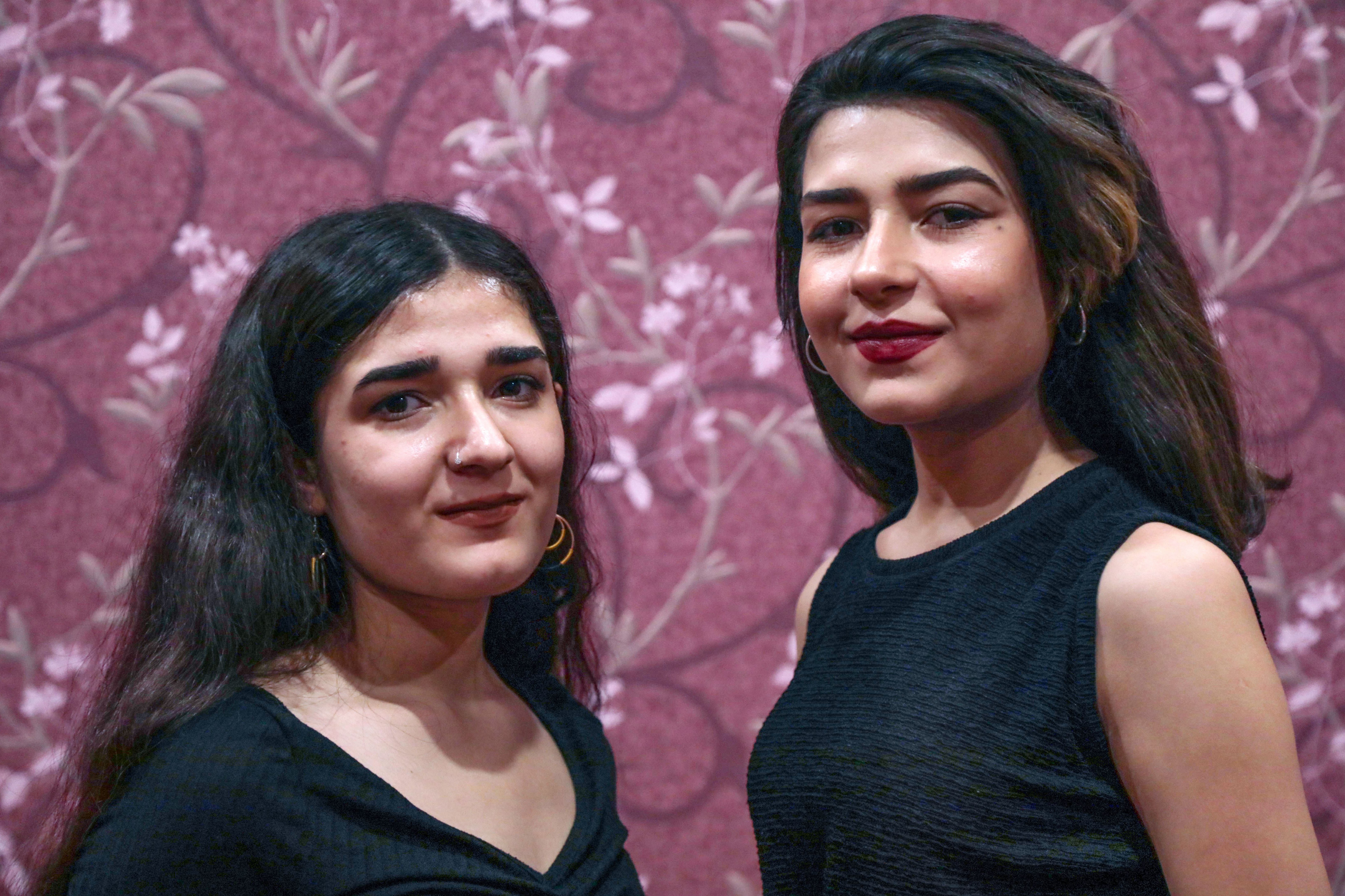 
في إربيل.. شقيقتان سوريتان ترويان بموسيقاهما معاناة الأكراد
