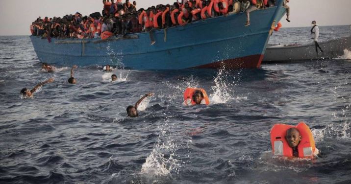 انتشال جثة طفل إثر غرق مركب مهاجرين 