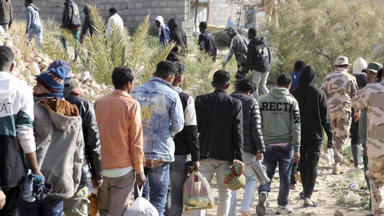 في ظروف قاسية.. ترحيل آلاف المهاجرين المصريين من ليبيا