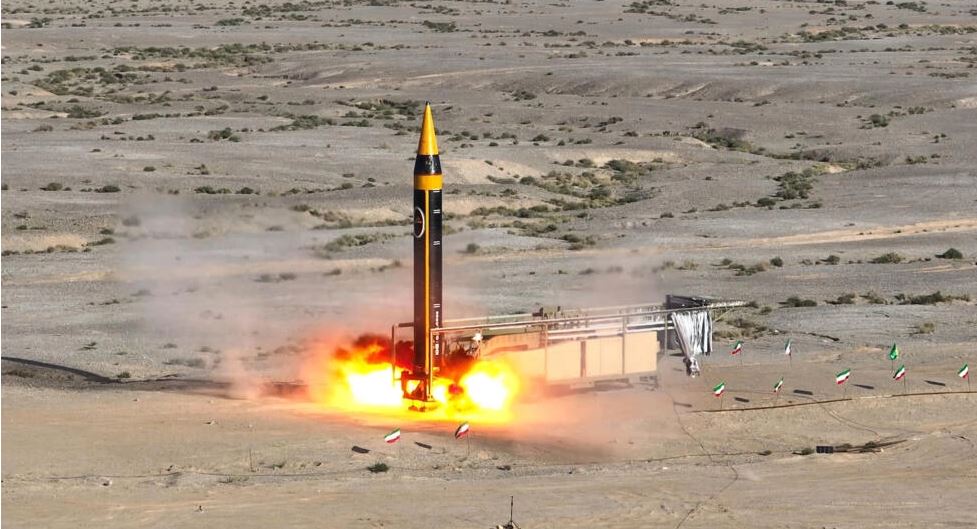 صاروخ "الفتاح".. إيران تكشف عن أحد "أكبر إنجازاتها العسكرية" 