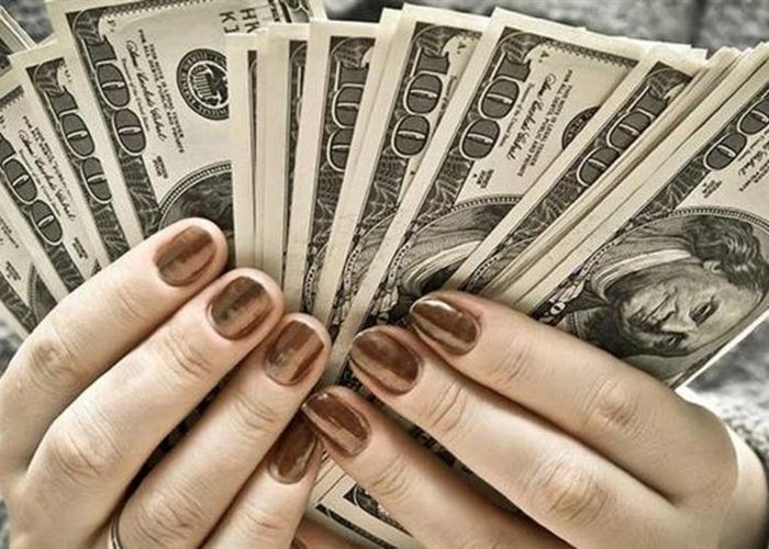 دراسة جديدة: إغراق النساء بالأموال  يقلل من خطر وفاتهنّ