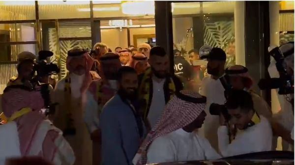وصول كريم بنزيما إلى مطار الملك عبدالعزيز في جدة 