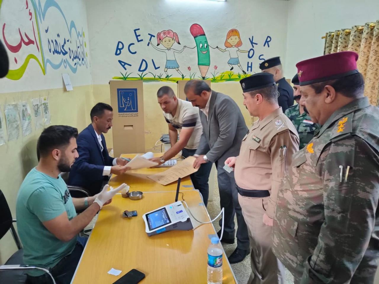 إقبال كثيف على مراكز الاقتراع في الانتخابات العراقية