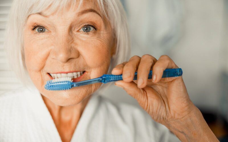علماء يحذرون: عدم تنظيف الأسنان قد يعرضك للإصابة بمرض الألزهايمر!