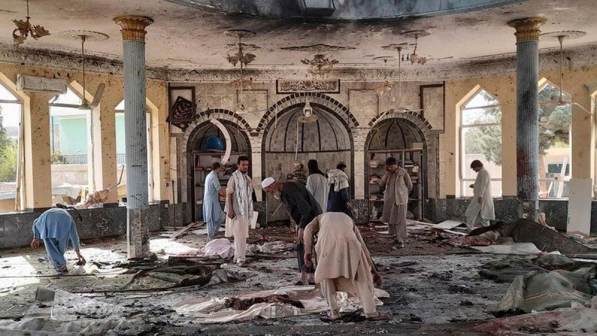 "داعش خرسان" في هجومه الأعنف.. أكثر من 100 ضحية في تفجير مسجد قندوز