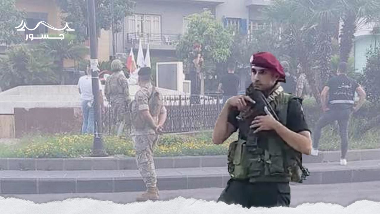 مشهدٌ يُذكر بالحرب اللبنانية: سلاح ومتراس وزي عسكري في جونيه!