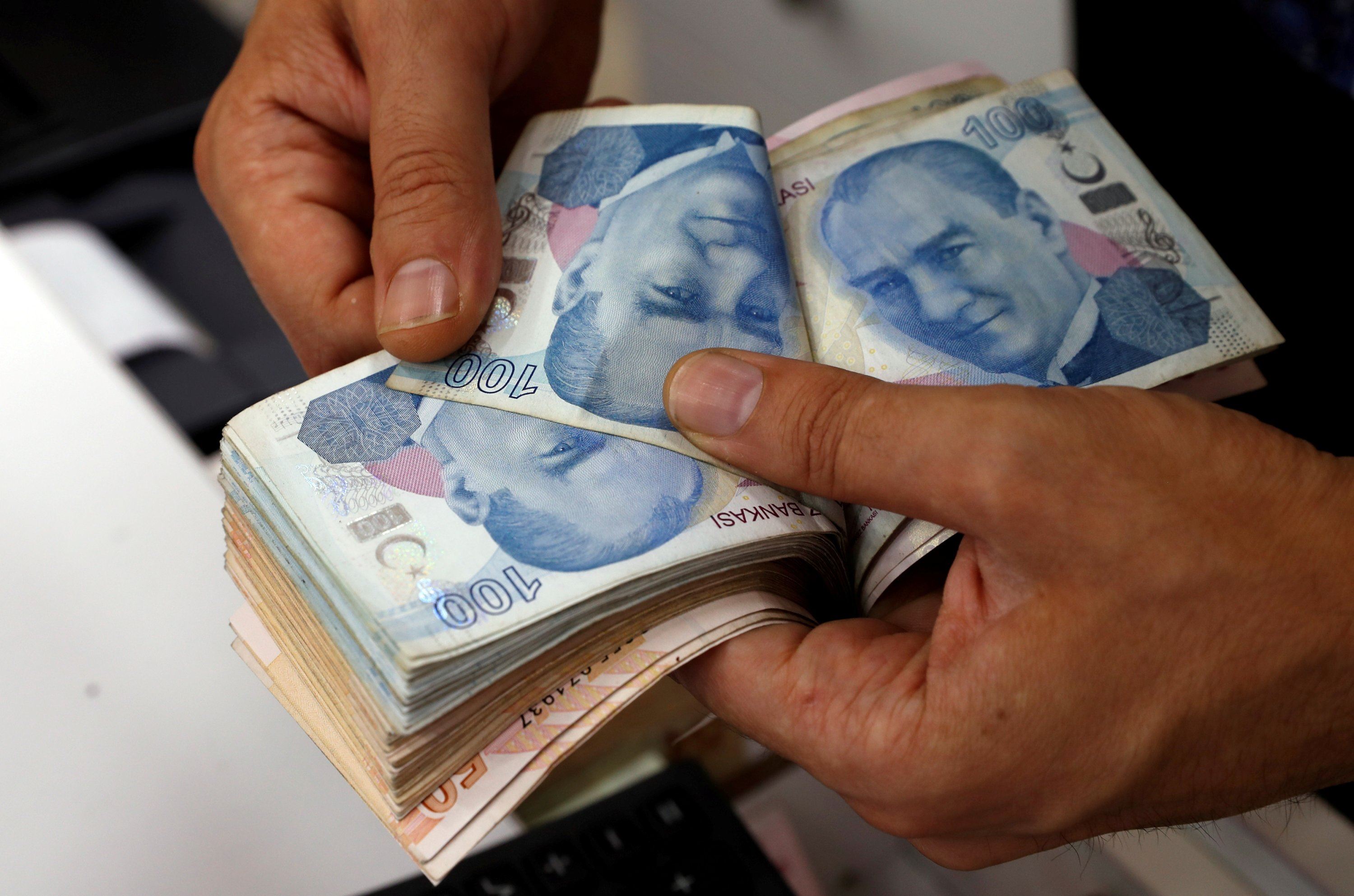 الليرة التركية تهوي لمستوى قياسي منخفض جديد مقابل الدولار 