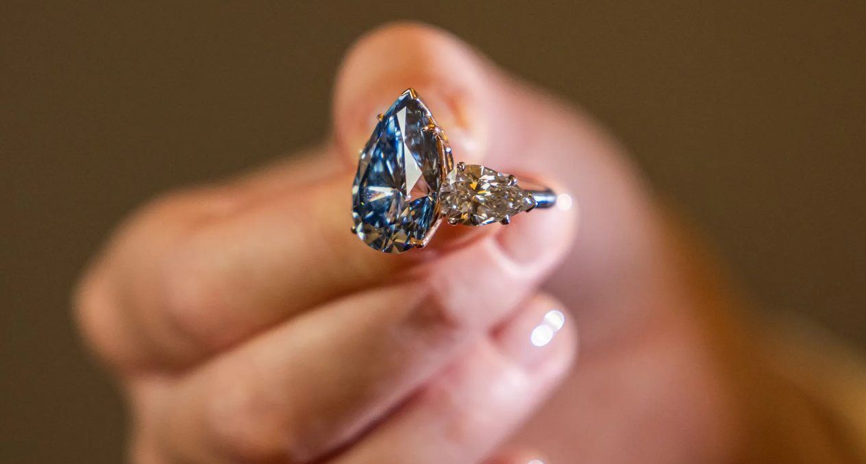 ثروة من الأعماق: ماسة زرقاء تشعل عالم المجوهرات بقيمة فائقة