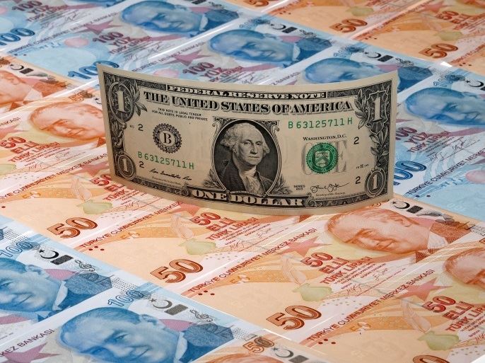 الليرة التركية تواصل تقهقرها أمام الدولار