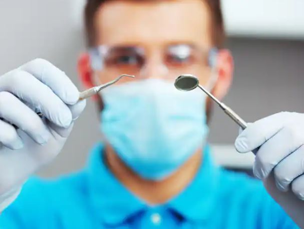 
دعوة مرضى طبيب أسنان لإجراء فحوص بسبب "انتهاكات خطيرة"
