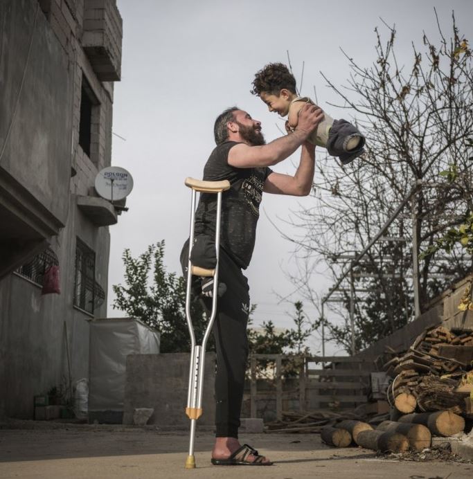 صورة لأب سوري ونجله.. تهز الوجدان العالمي وتنال جائزة دولية