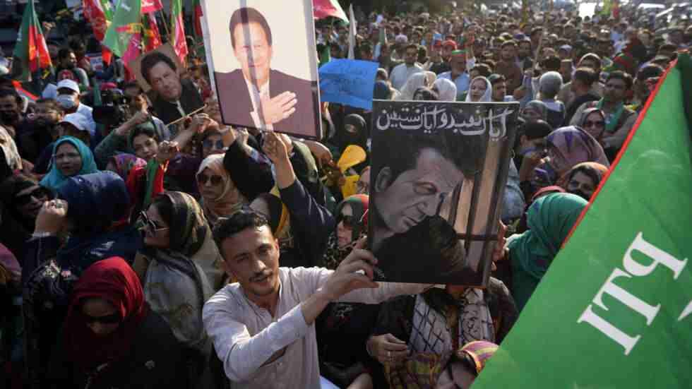 باكستان: اشتباكات بين الشرطة وأنصار خان بعد الانتخابات