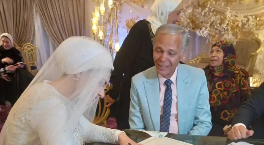 في عمر الـ 69.. زواج فنان مصري يثير جدلاً واسعاً