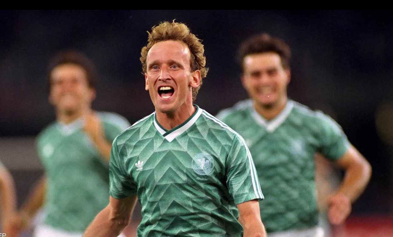 وفاة أسطورة كرة القدم الألمانية وبطل العالم 1990