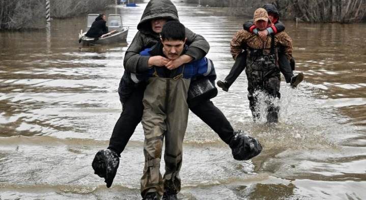 روسيا: فيضانات "استثنائية" تغمر أكثر من 10 آلاف مبنى في غرب البلاد