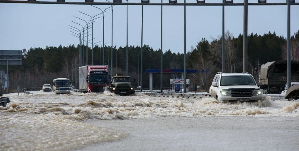 منطقة روسية تتوقع وضعا "صعبا للغاية" بسبب الفيضانات