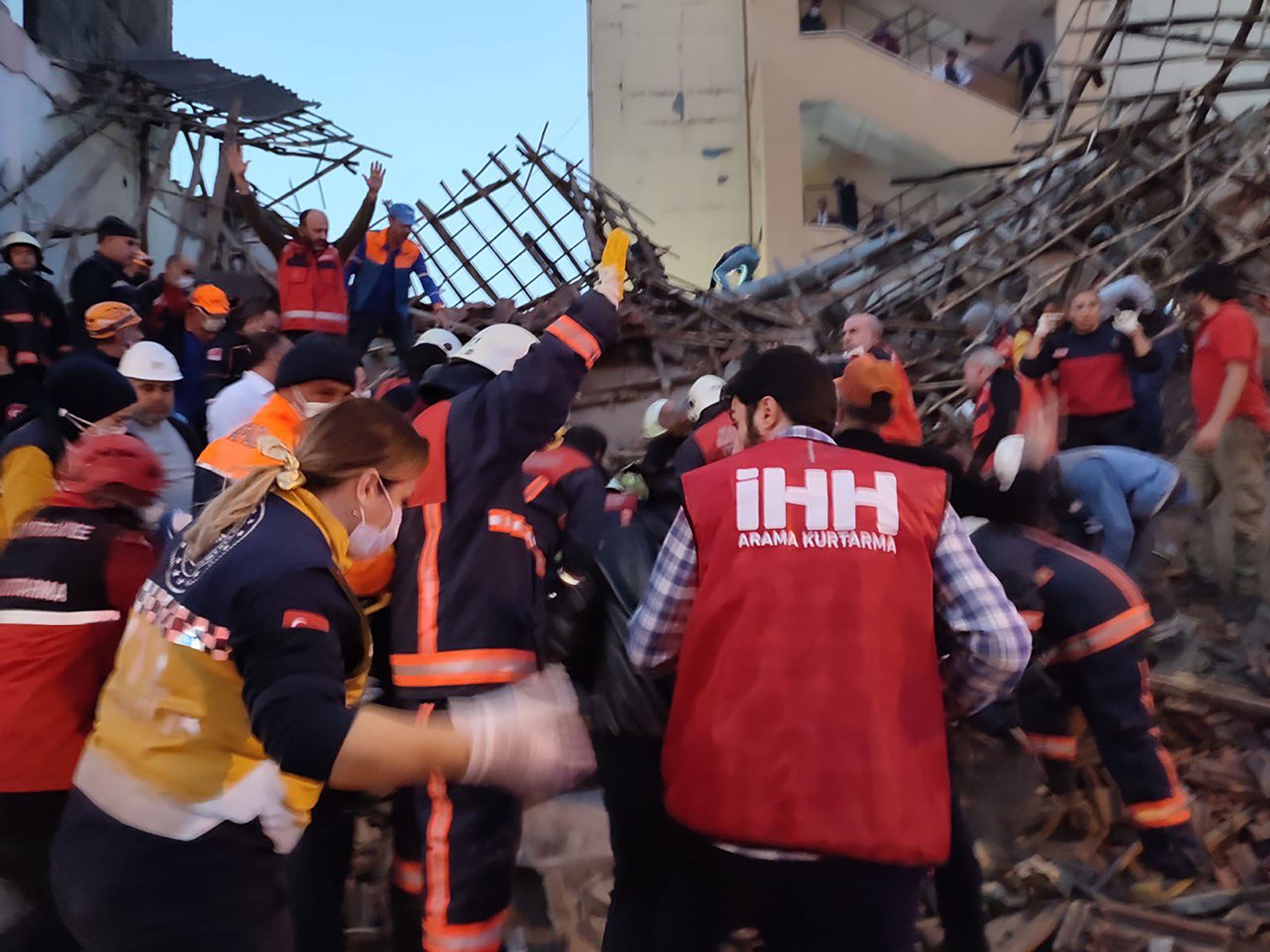 عشرات الجرحى والمفقودين في إنهيار مبنى في تركيا