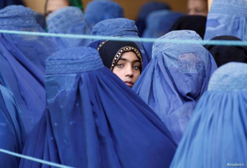 طالبان توقف رجلاً باع أكثر من مئة امرأة