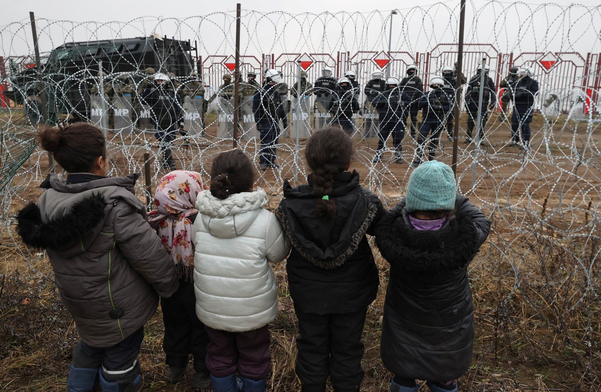 بولندا تعتقل حوالى مئة مهاجر حاولوا عبور الحدود مع بيلاروس