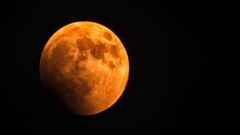  شاهد خسوف القمر التاريخي من زوايا مختلفة