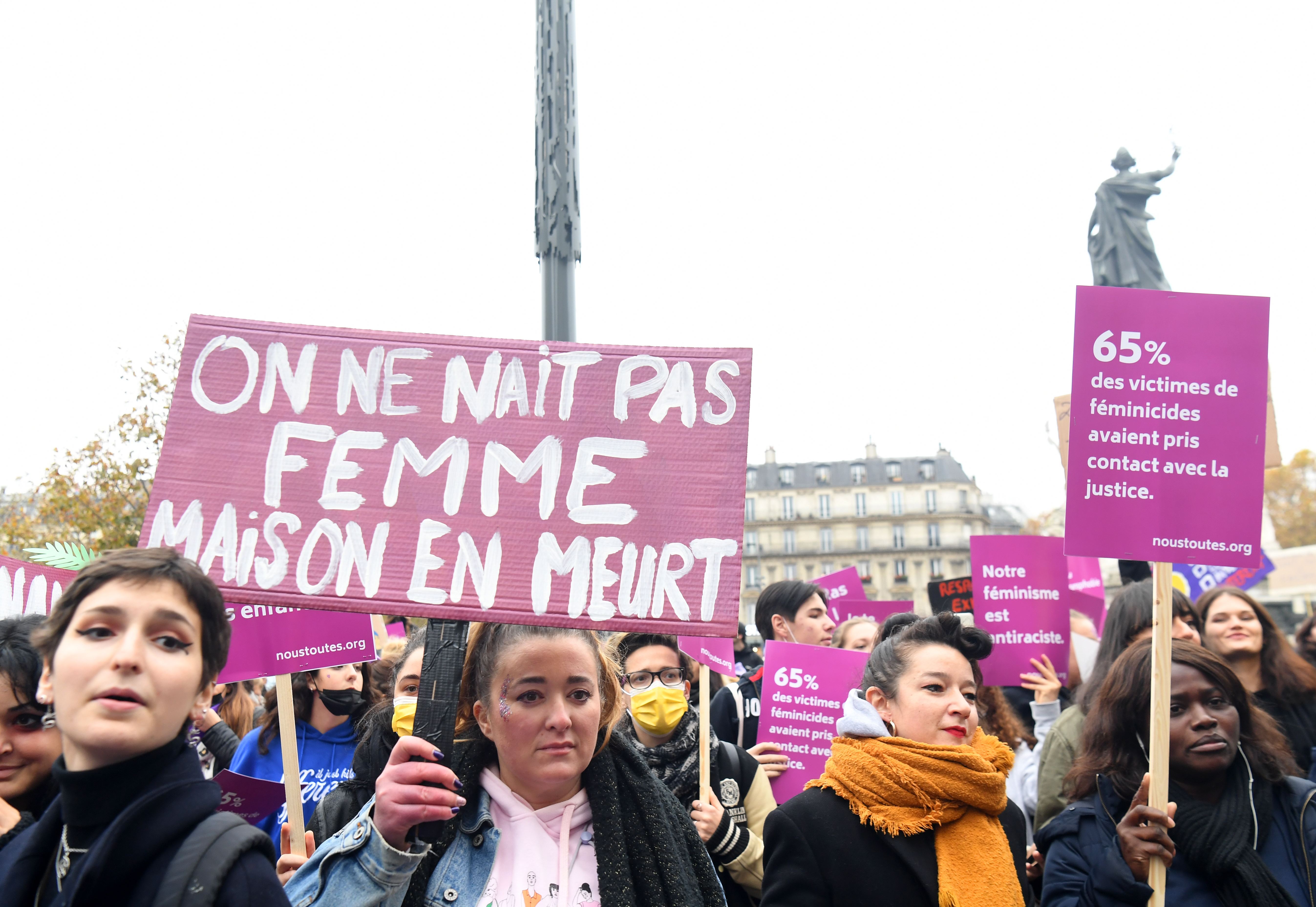 فرنسا تغص بآلاف المتظاهرين المنددين بالعنف ضد المرأة