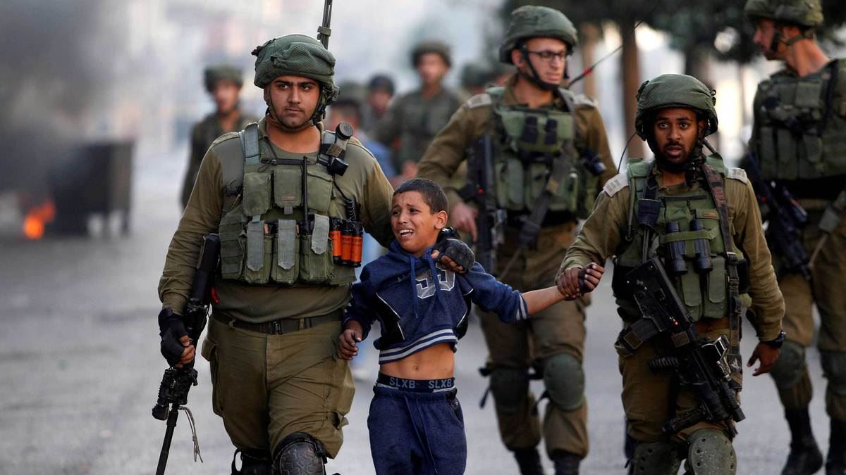 إسرائيل تواصل انتهاك الطفولة .. قتل واعتقالات ومحاكمات عسكرية!