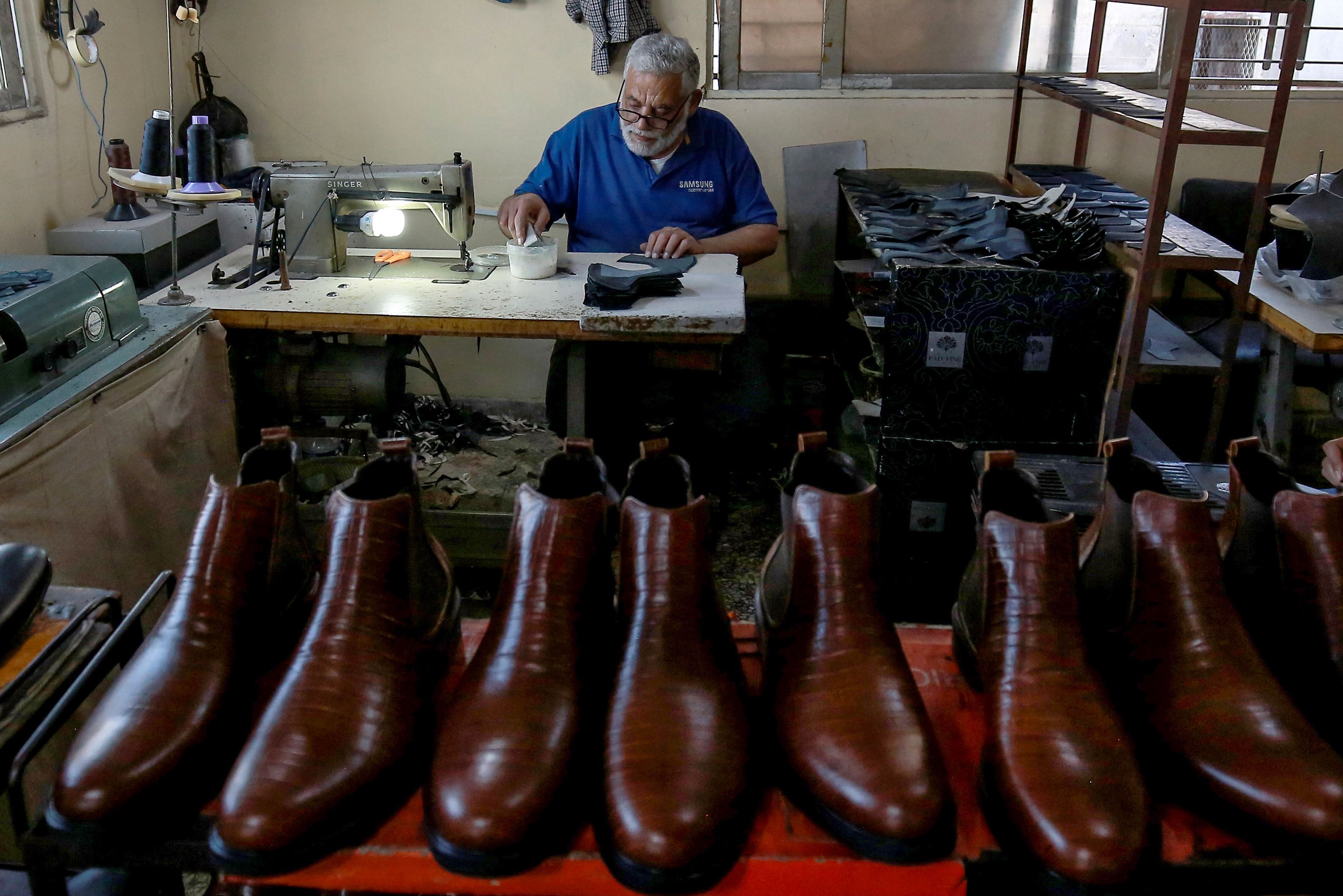 مصنعو الأحذية يدويا في الأردن يكافحون للبقاء.. "صنعتُ حذاءين للرئيس ديغول"
