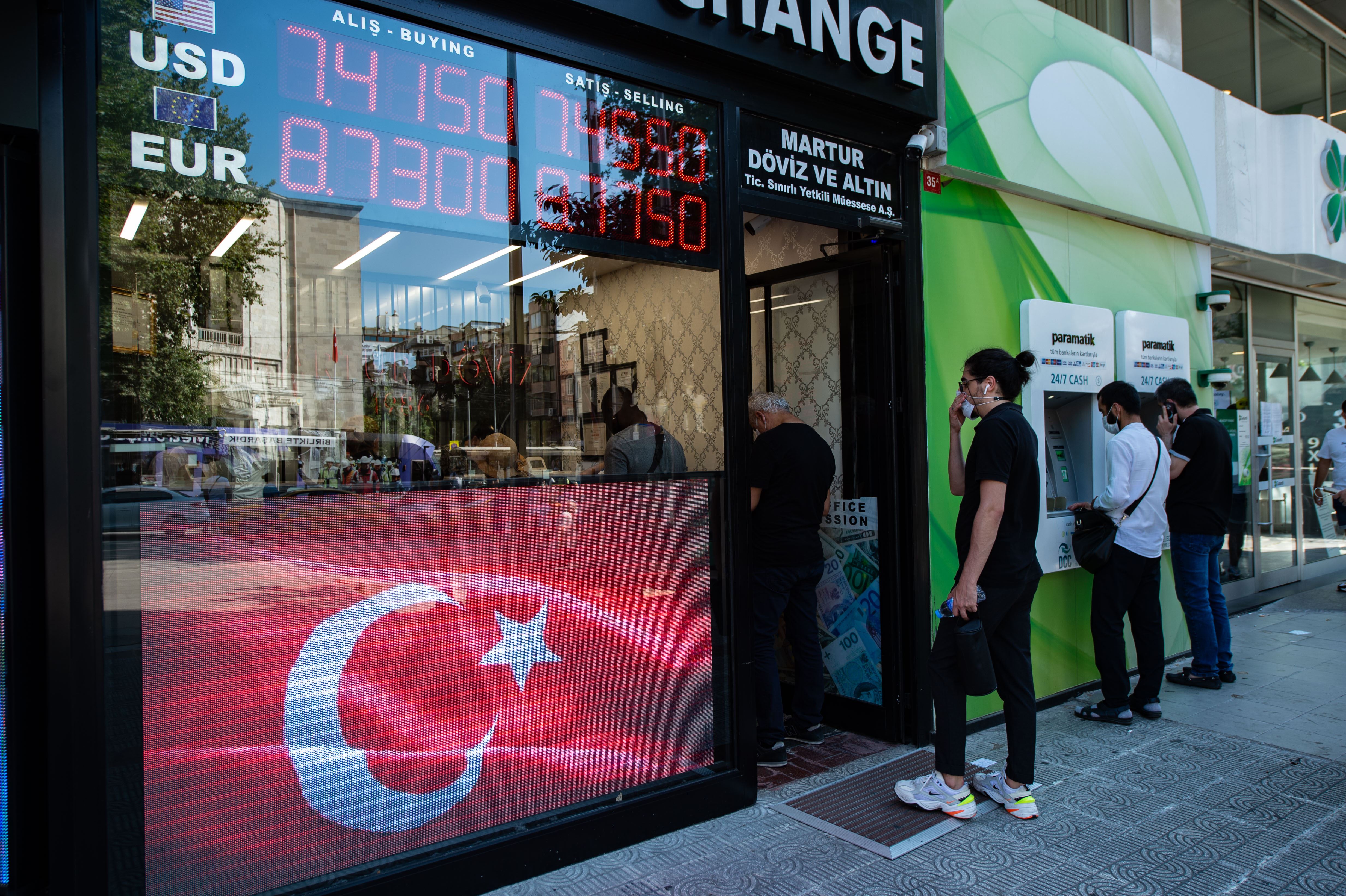 الليرة التركية تواصل تقهقرها وتسجل إنخفاضاً غير مسبوق