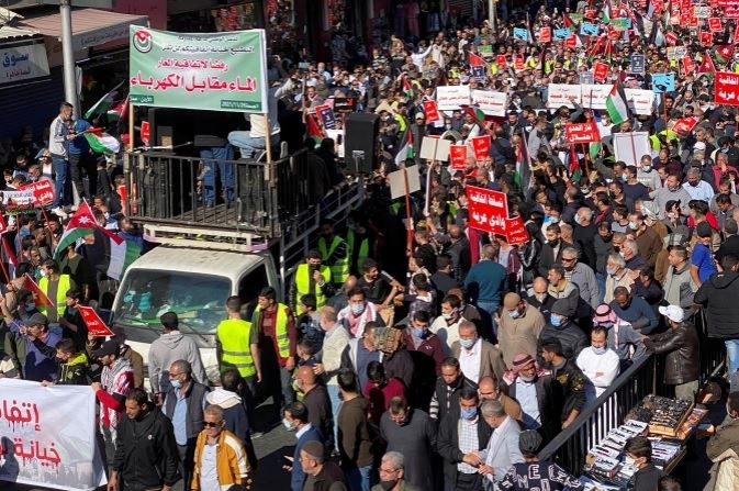 "رهنونا للكيان".. مظاهرة أردنية ترفض اتفاق المياه والكهرباء مع إسرائيل
