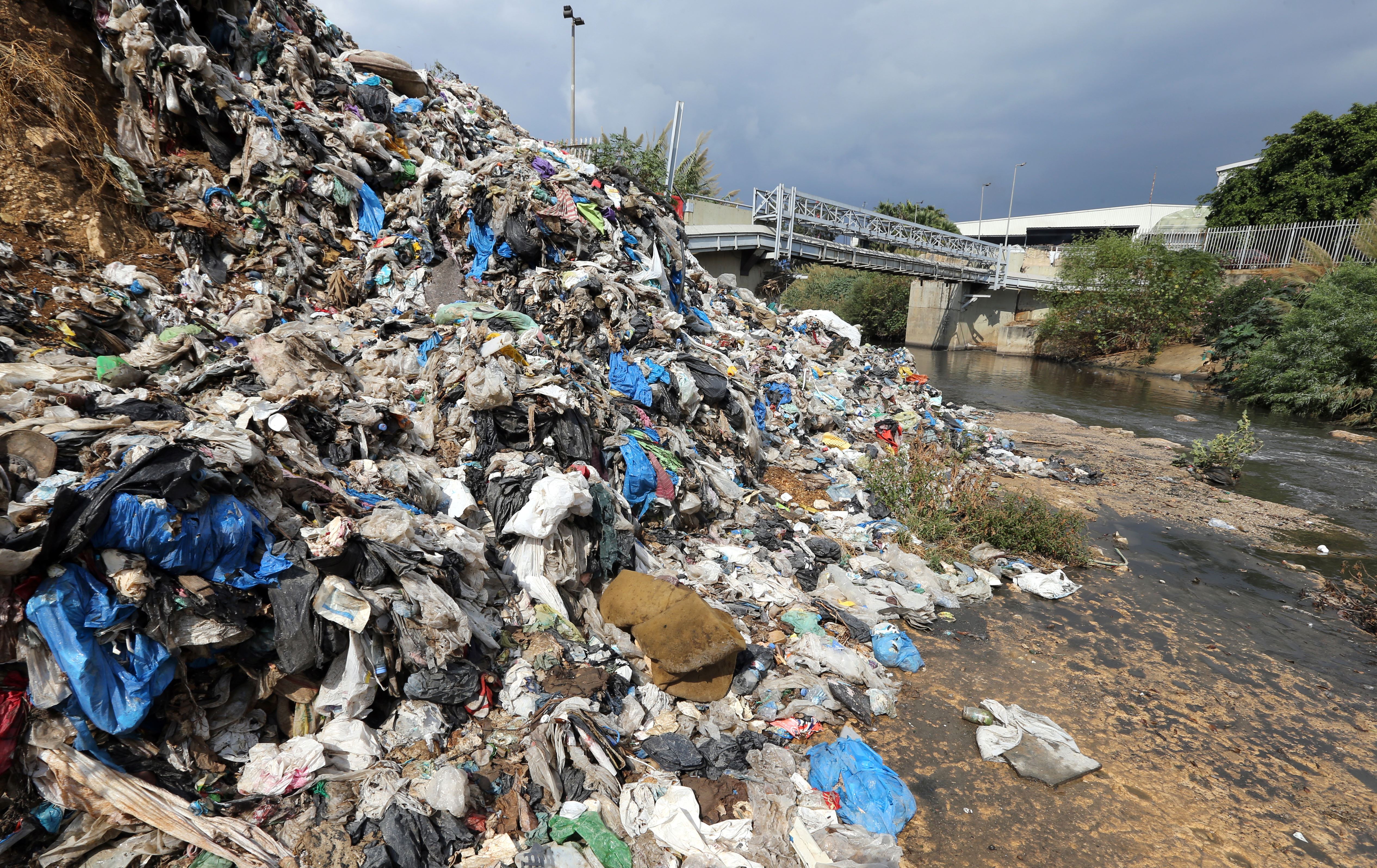 تحذيرات من عودة أزمة النفايات في لبنان... الدولة "معطّلة"
