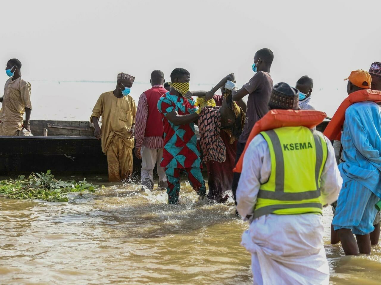 عشرات الأطفال .. ضحايا غرق مركب في نيجيريا