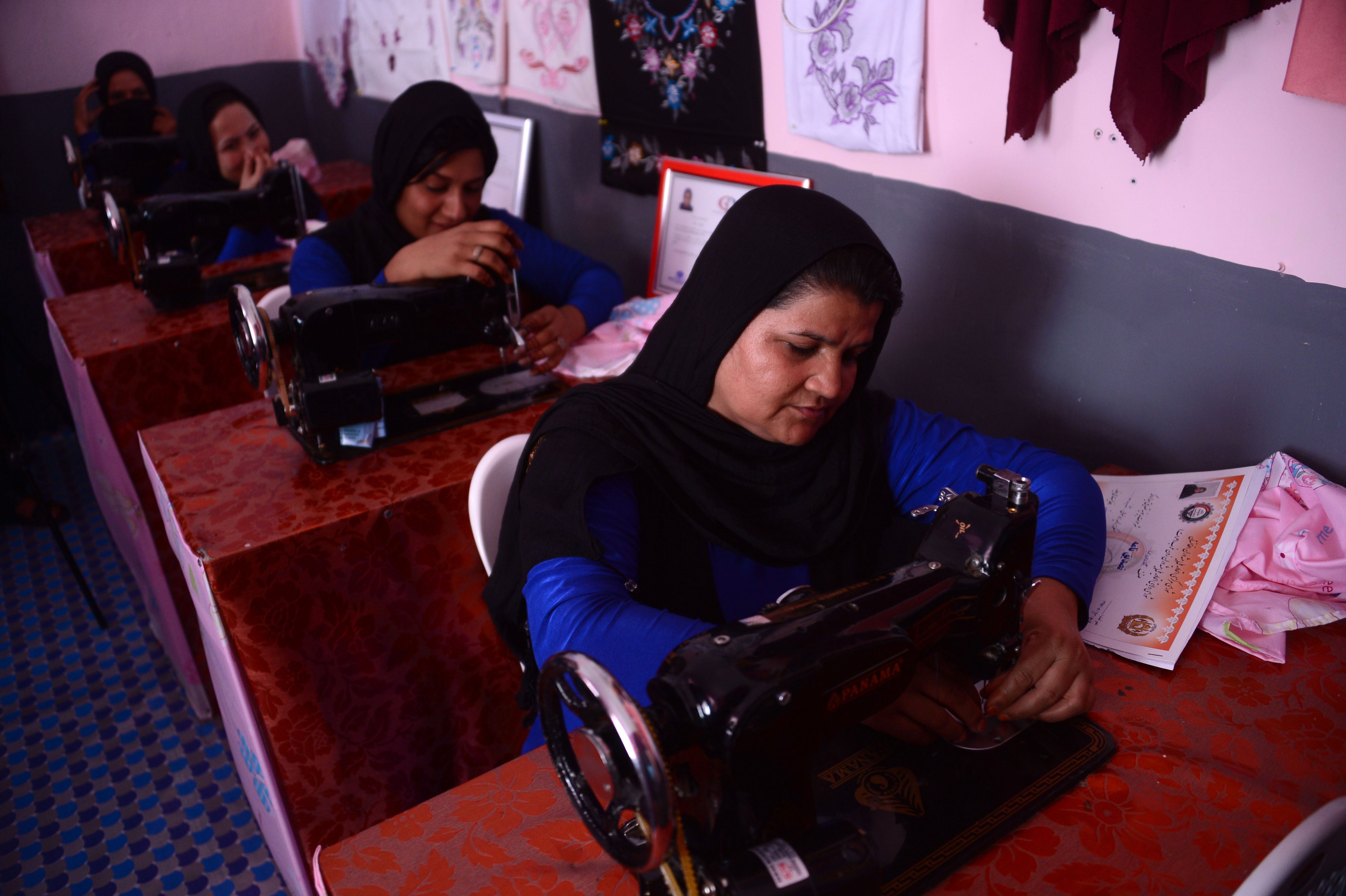 في أفغانستان .. حرمان النساء من العمل يفاقم الأزمة الاقتصادية