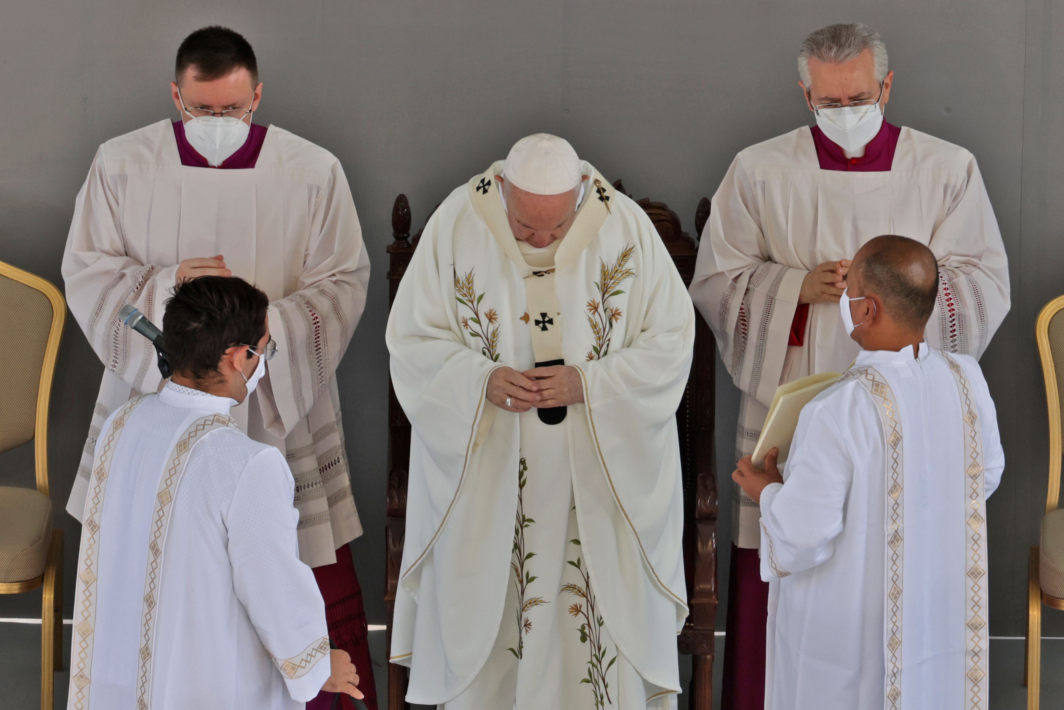 البابا فرنسيس يشدد على أهمية الحوار في قداس حضره الآلاف في نيقوسيا