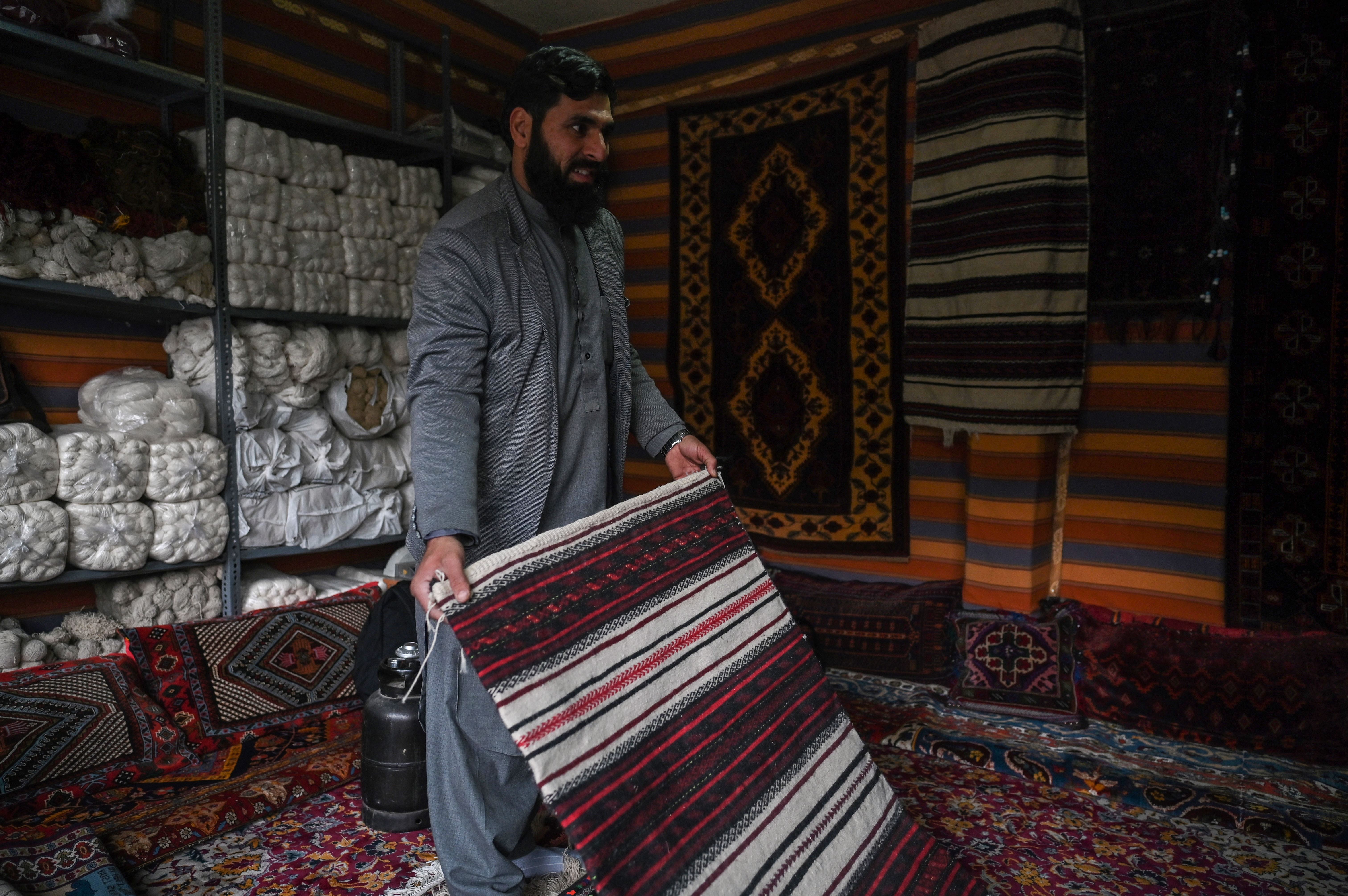 صناعة السجاد في أفغانستان في دائرة الخطر ... فما علاقة "طالبان"؟