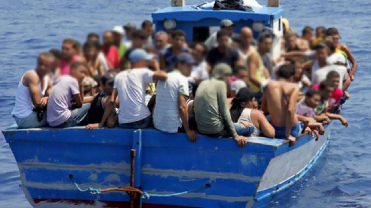 رضيع يواجه خطر قوارب الهجرة غير الشرعية.. وحيداً