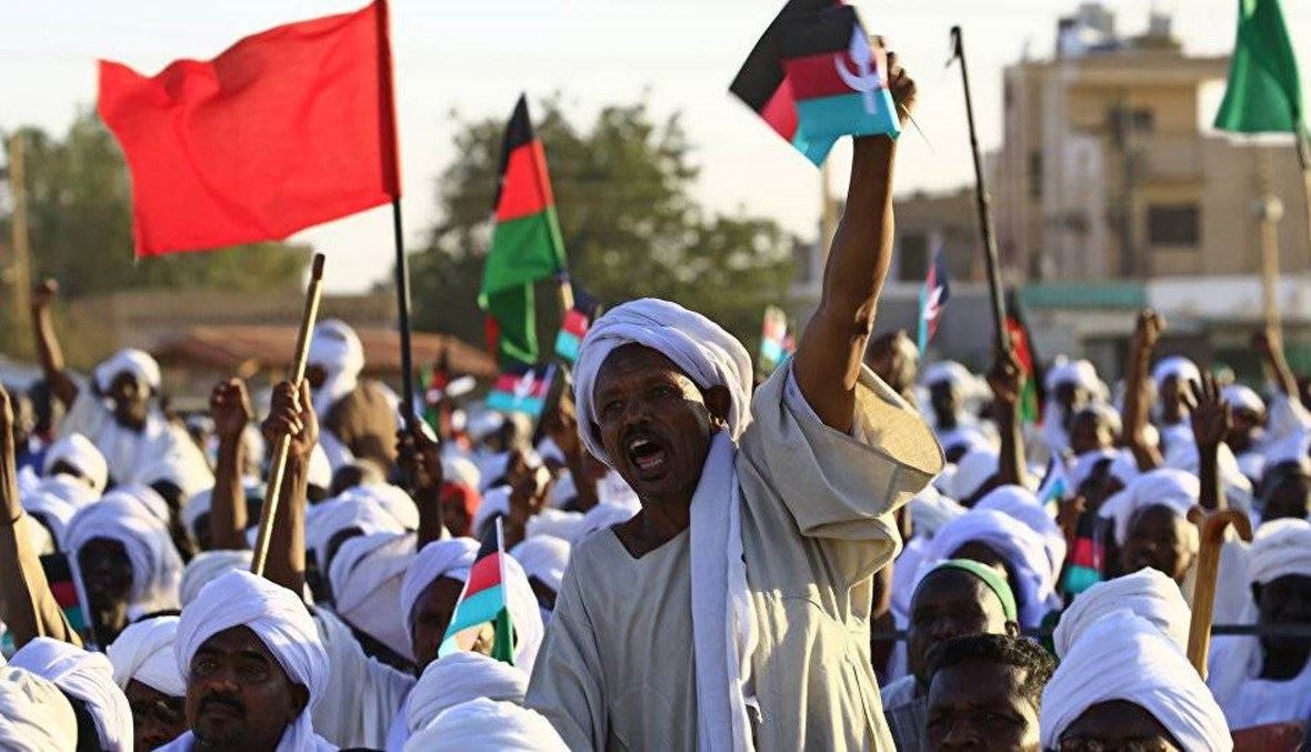 "من أجل الديموقراطية".. الآلاف يتظاهرون في السودان وسط قنابل الغاز