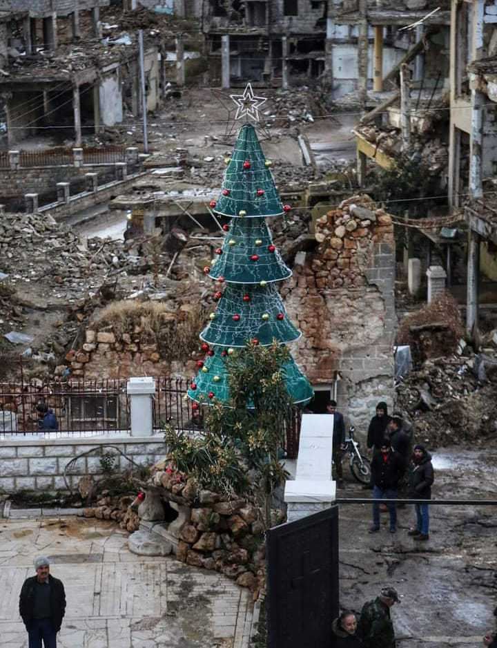 في الزبداني: شجرة عيد الميلاد صامدة رغم الدمار 