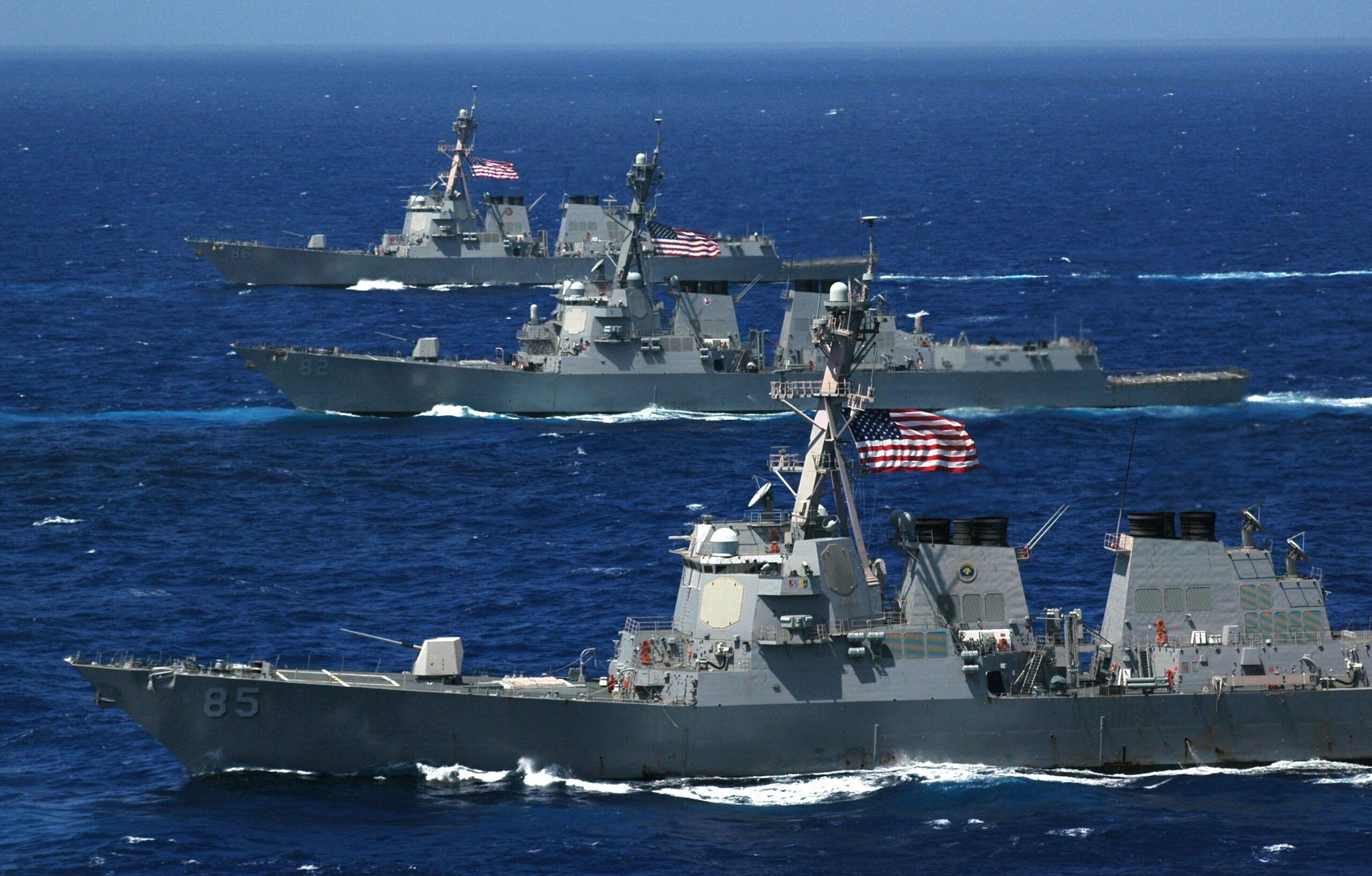 البحرية الأميركية تضبط سفينة محملة بأسلحة .. فما كان مصيرها؟