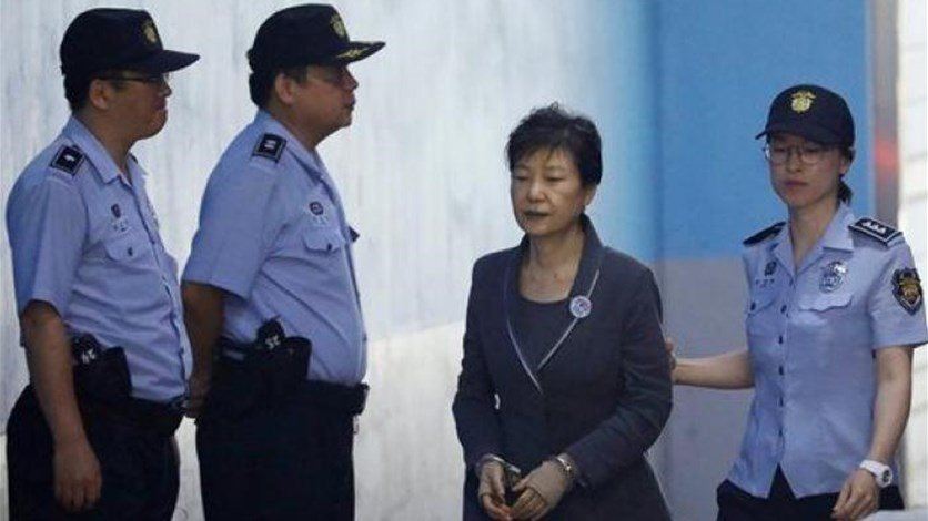 في كوريا الجنوبية: الرئيسة السجينة على وشك الخروج من خلف القضبان!