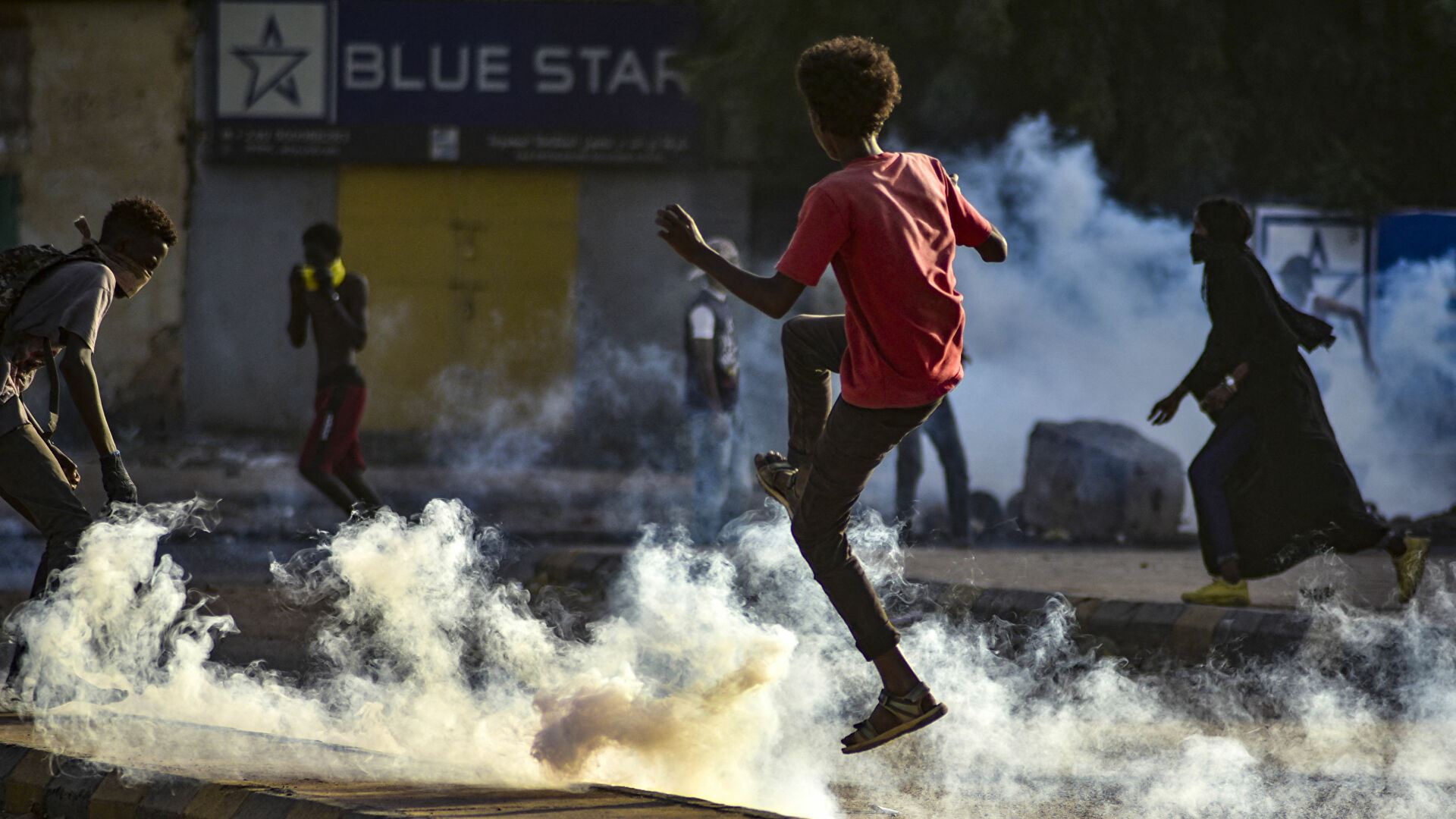 مواجهات مع الأمن... عشرات آلاف المتظاهرين ضد الانقلاب في السودان