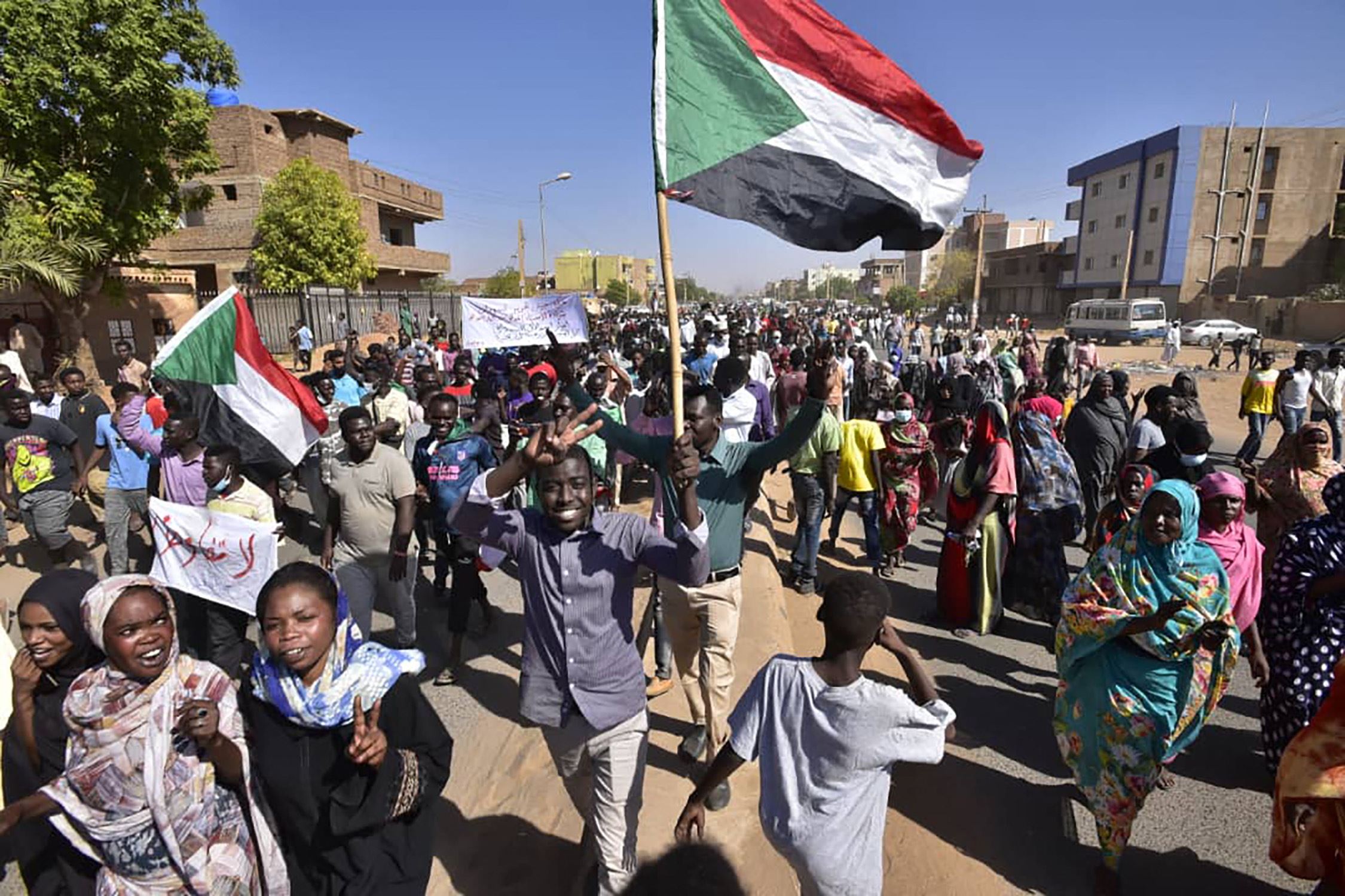 مقتل اثنين من المتظاهرين المناهضين للانقلاب في الخرطوم
