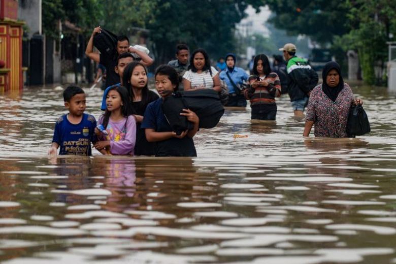 في اندونيسيا .. الفيضانات تطرد آلاف السكان من منازلهم