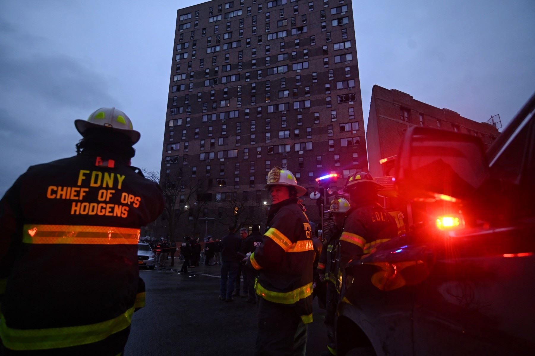 النار تلتهم 19 شخصاً في "أحد أسوأ" حرائق نيويورك