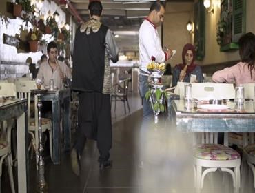ظاهرة غريبة.. عمال المطاعم في لبنان يدفعون "بقشيشًا" لأصحاب عملهم!